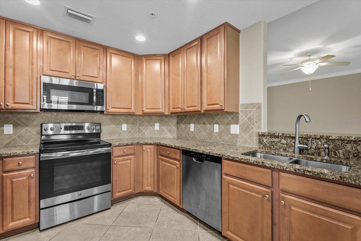 scott_swonger's tweet photo. Peaceful water views meet a bright, open layout in this first-floor end-unit coach home in Venice’s Gran Paradiso. 3 beds, 2 baths, 1,706 sq. ft., 2-car garage—$325,000. 🌊 https://t.co/zXQlnL710u #VeniceFL #CondoLiving https://t.co/Fd6UImx1te