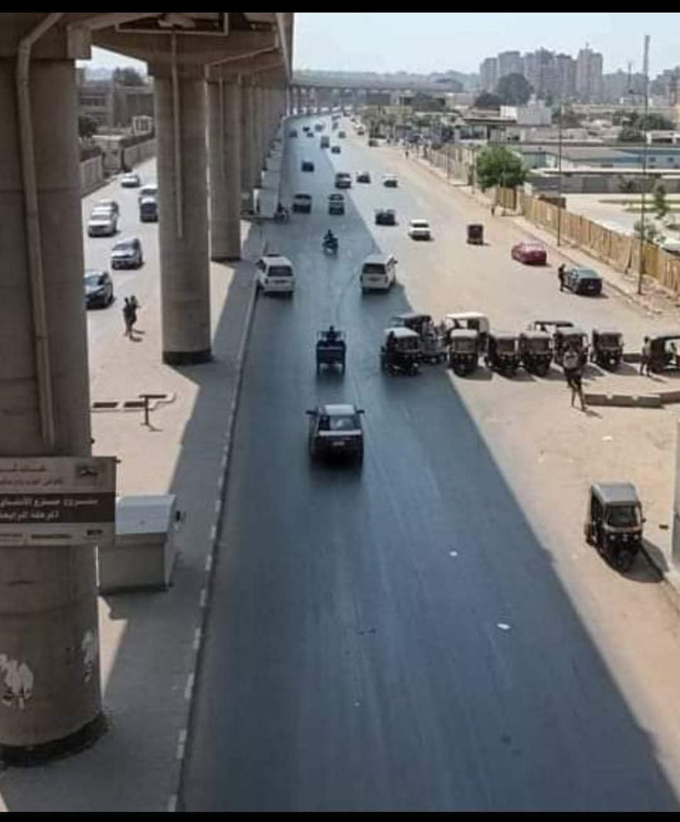 Al_Khawaga's tweet photo. عرض الشارع ٦ حارات وبفعل شوية همج
بيعتبروا نفسهم ملوك الشارع اصبح حارتين فقط
هل من ظابط لتلك الفوضى https://t.co/1DuqQQeZtC