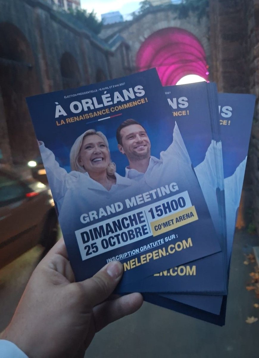 K_LeMoal's tweet photo. Hier soir, le RNJ Sarthe était sur le terrain pour tracter en vue du grand meeting de @MLP_officiel le 25 octobre ! 🇫🇷

De très bons échanges au contact des Français. On espère voir de nombreux Sarthois à nos côtés. À très vite à Orléans ! 💪
#RNJ #Sarthe #Marine2027 https://t.co/WDHpvszDvA