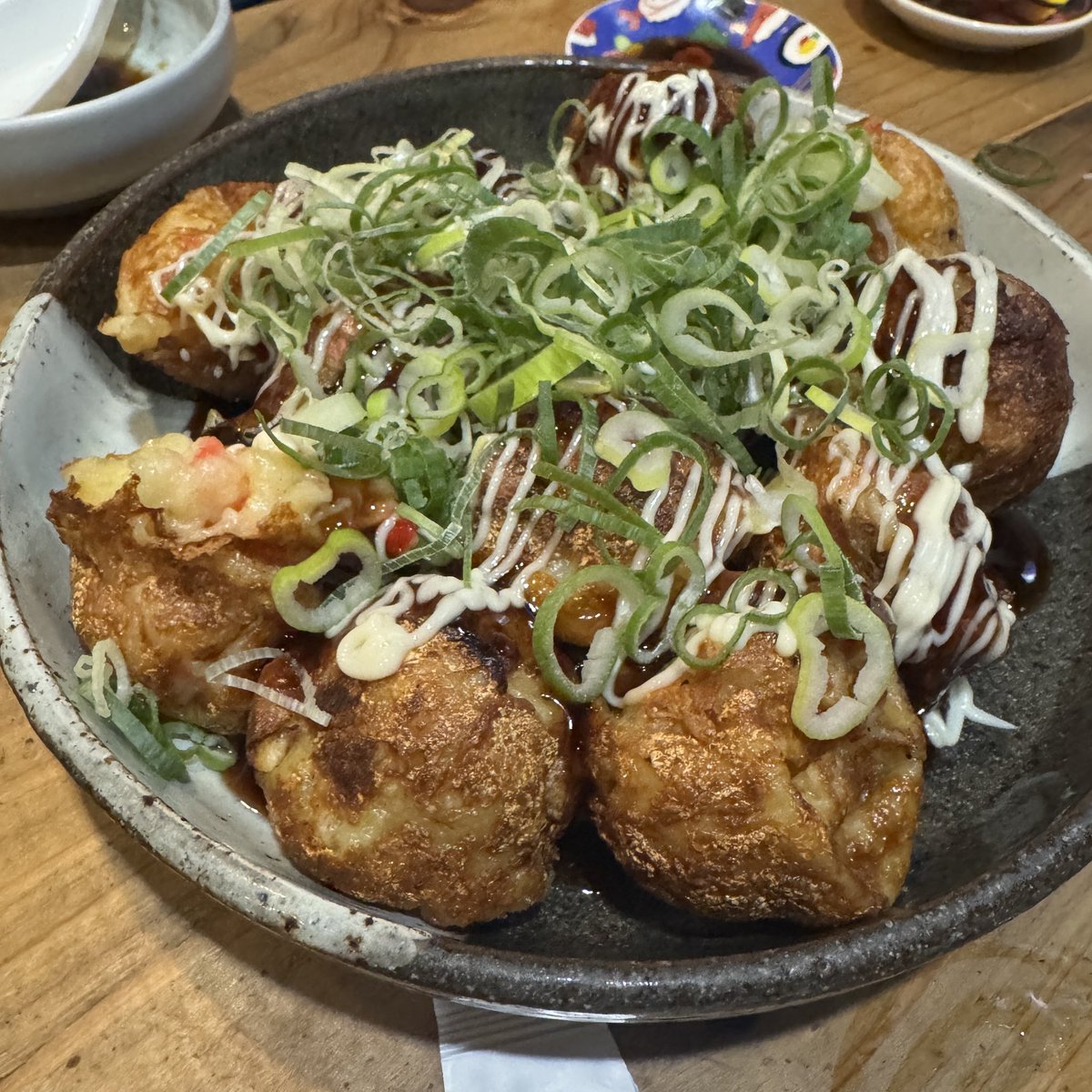 LinkKuma's tweet photo. 大阪大衆居酒屋「飯と酒と音　almalio」さん

刺身の盛り方がやばい…
10種類くらいの魚介類があって、様々な味わいを堪能できました！ https://t.co/qSPzAMtgUb