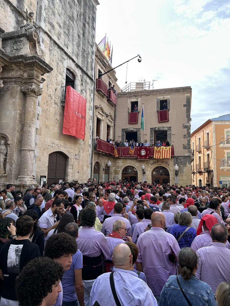 JoveDeTarragona's tweet photo. Avui som al Vendrell per la diada de Santa Teresa!

Compartirem plaça amb els @nensdelvendrell i els @Minyons , i actuarem en 2na posició.

#FemElPas #castells https://t.co/DmSvt5dFuL