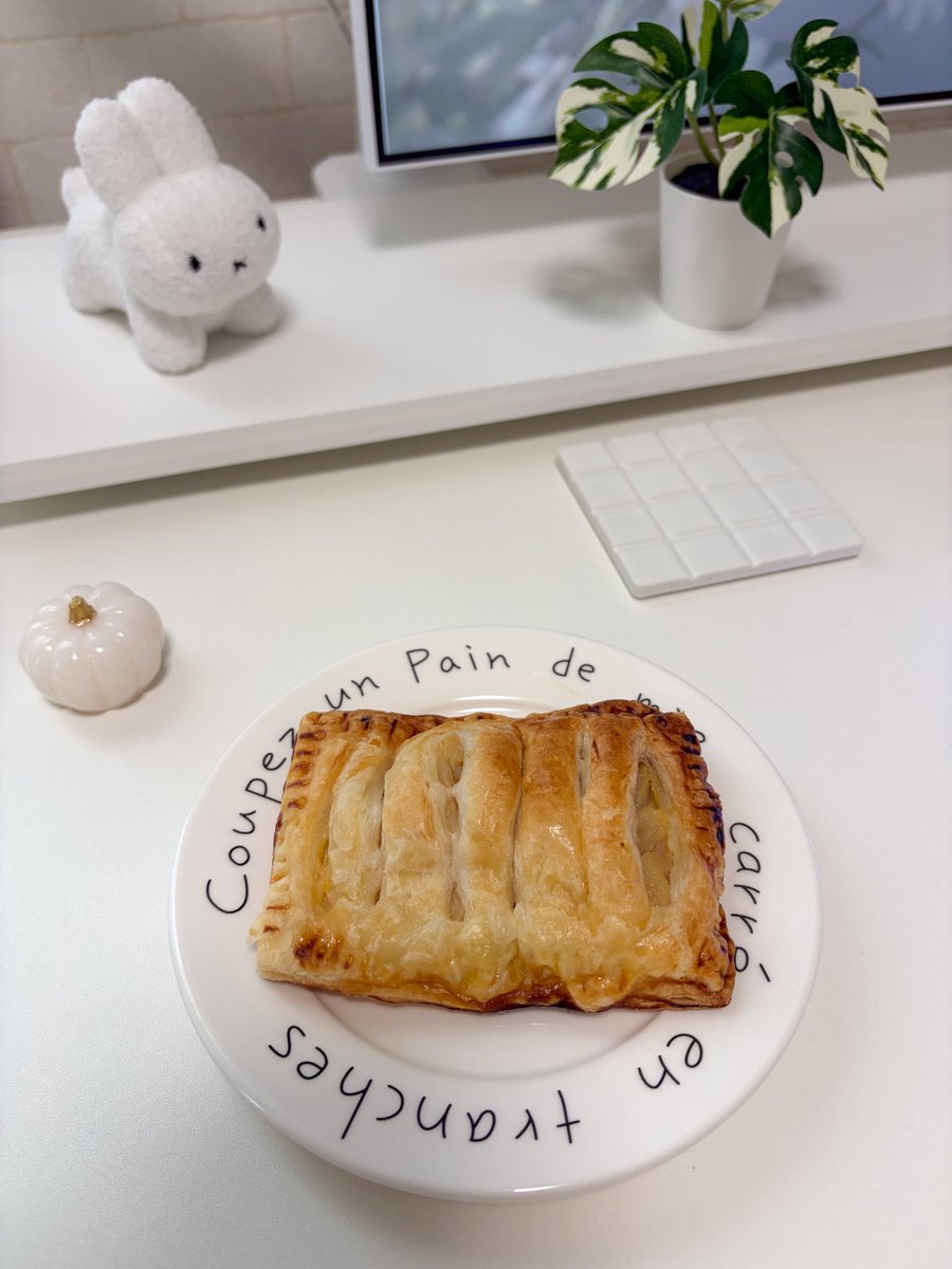 mia_room1's tweet photo. 朝からアップルパイを焼いたよ🍎🥧🧑🍳
今日のおやつはアップルパイ🤍
(時計は見ちゃだめ)
#deaksetup https://t.co/Yryvr8UJTy