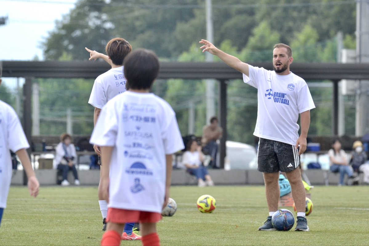 fxxin_futbol's tweet photo. ＞やってほしくないことは、相手の正面に立つこと。正対すると、相手は右にも左にも行いける。左右どちらかに立ち、相手が一方にしか運べないようにする(＝ワンサイドカット) 【https://t.co/8OldMBiLFW】

小学生レベルの基本もできない😗#montedio https://t.co/zQ8QH9XDLx