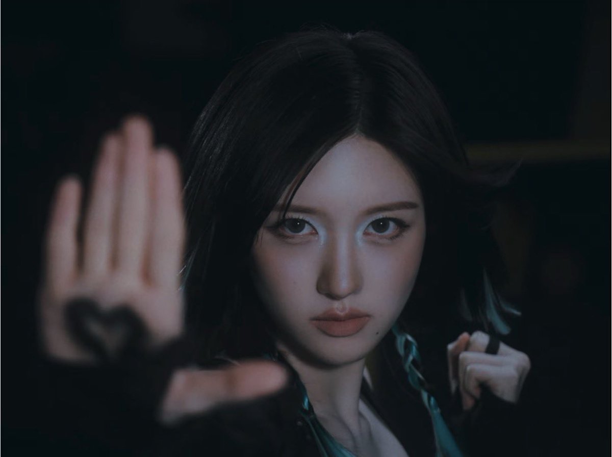 gaeulsbn's tweet photo. SERVING FACE WHILE TRAINING TO SAVE THE CITY THATS HOW U DO ITTTTT https://t.co/EtY6knd7e4