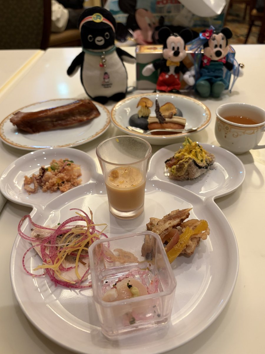 sabo3sabo3's tweet photo. 今日は結婚記念日だったのでシャーウッドガーデンレストランのブュッフェへ。
全部美味しかった〜。
栗とカボチャのサラダは何度か見に行ったんですが完全体に出会う事ができませんでした😂
レストランのお兄さんにミキミニナフキンの折り方を教えてもらいました👏
左のミッキーは息子が折りました😊 https://t.co/Tg18sjU1GP