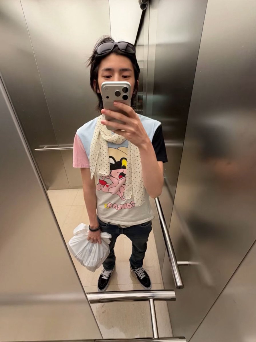 jcortish's tweet photo. 주훈이 폰 18프로 실버로 바꿨네 🫪🫪 https://t.co/j3J9rXsdme
