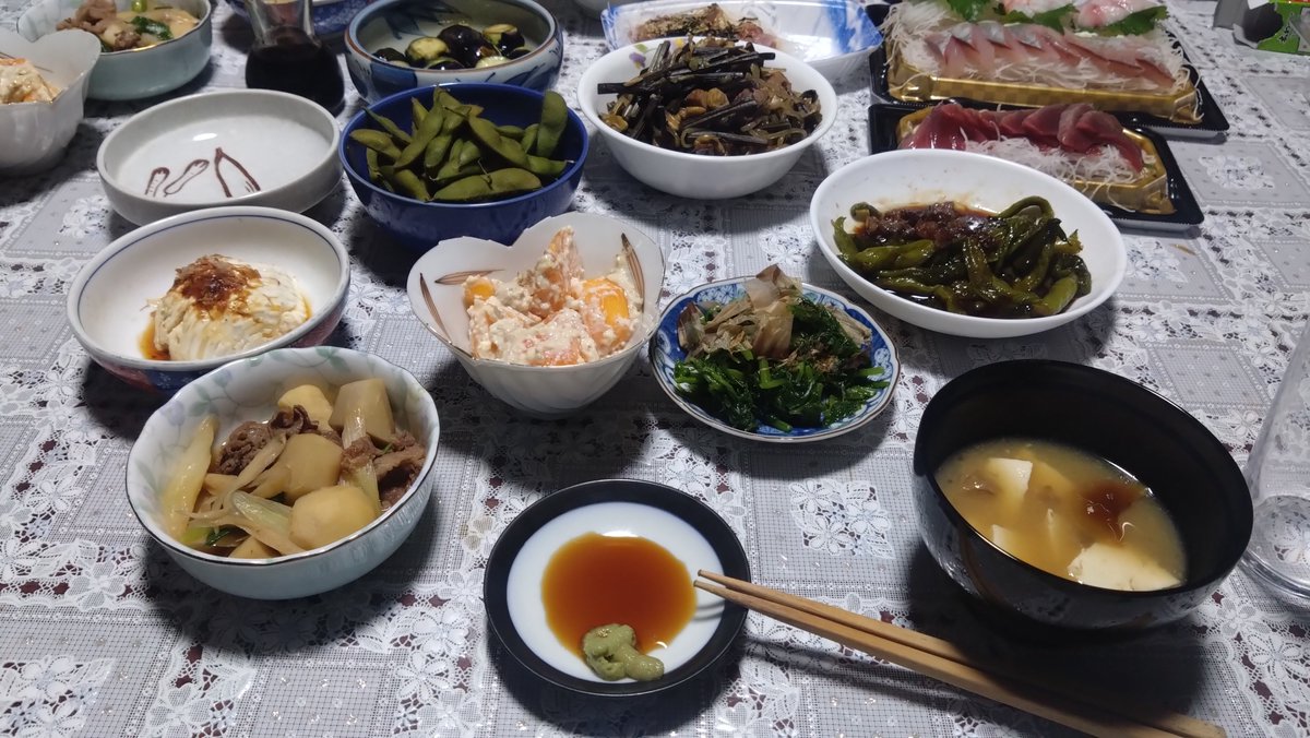 maitoh77fv's tweet photo. 今日の実家での夕食。
山形名物の芋煮汁。
柿のクルミ和え。
アジとカツオと、その他色々なお刺身。
などなど。 https://t.co/UutJIoWFQ8