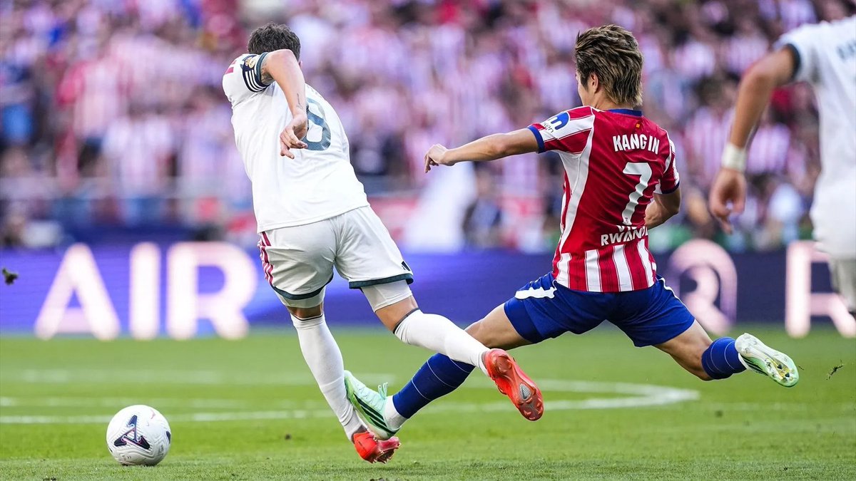 YihiRM's tweet photo. Patada a Vinicius sin balón - Nada
Codazo a Huijsen - Nada
Entrada a Valverde por detrás y sin opción de tocar balón - nada
Konate no toca a Gerard Moreno - Amarilla
Agarrón de pelo de Vini - Roja

Esto en la 8 jornada de liga, eh. Falta la de Cuti. Seguro que alguna se me olvida.