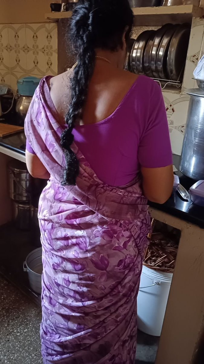 Thor5110's tweet photo. Follower vala amma lanja 
Lanja munda intlo full ga expose chestadi antha 🤤🔥 
back and side boobs ni chuste modda sarmantu lesthundi 🥵
Lanja ni akkade bed meda padesi dengali💥 Nadumu madathalu 😋
Poni tail pattukoni doggy lo denguthu unte aa sound ke karestadi💦 https://t.co/4hgRhyeorL