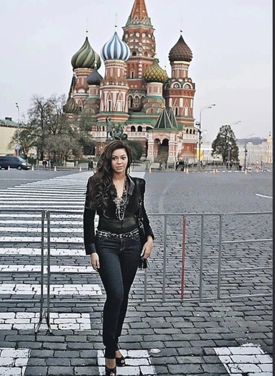 bogopodobnyj's tweet photo. У меня есть guilty pleasure: собирать фото мировых селёб, которые в предложенных обстоятельствах выглядят как базовая тётя Таня из Борисоглебска 

Сможете в комментах дополнить коллекцию? https://t.co/okeiNognoY