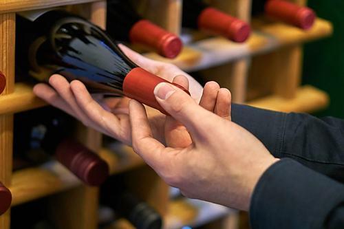 RealtyFowler's tweet photo. These bottles offer flavour and flair in the glass, while offering good value for their price. https://t.co/en7a5IIDKm https://t.co/surrjTINlU