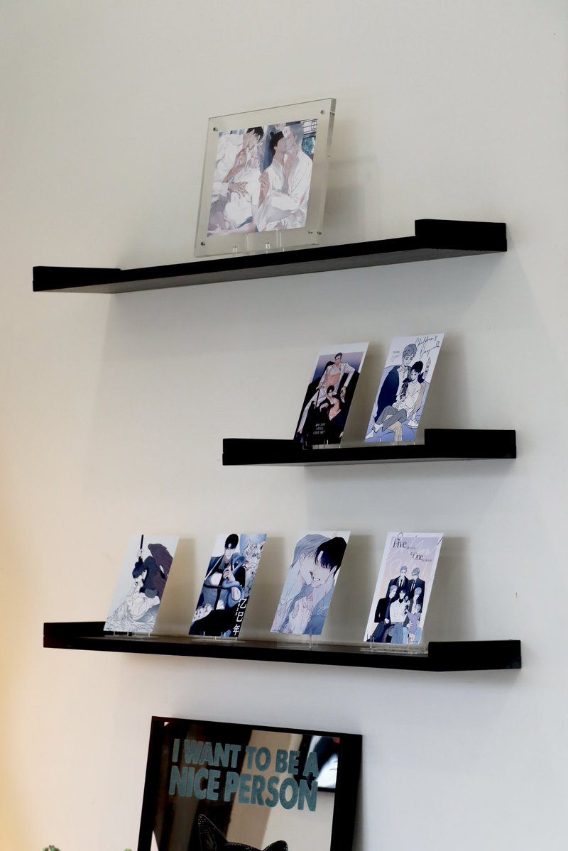 grassg_24's tweet photo. 콜튼의 생일을 기념하는 카페 이벤트가 무사히 마무리되었습니다. 🤍

<Do You Still Like Me?>의 작가님이신 @siyen_y 님께 진심으로 감사드립니다.

이벤트의 제목은 「Vẽ hình hài tôi bằng bóng dáng em」 입니다.

(네가 있었기에 지금의 내가 될 수 있었어. 너는 나라는 사람을 만들어 주었고, 이제 내 안 어디를 들여다��도 너의 흔적이 남아 있어.)

앞으로도 @siyen_y 작가님께 이렇게 아름다운 이벤트들을 더 많이 선물해 드릴 수 있기를 바랍니다. 앞으로도 콜튼과 진우에게 많은 사랑을 보내 주세요. 🤍

비록 아름다운 꽃다발을 시옌 작가님께 직접 전해 드릴 수는 없지만, 이 꽃에는 베트남 팬들이 작가님께 전하고 싶은 모든 사랑이 담겨 있습니다. 💐

아름다운 꽃다발을 준비해 주신 Sweet Memories With EL에도 감사드립니다. 🤍

#HappyColtonDay #HappyRoyDay
#ColtonDay #생일축하해_콜튼 #콜튼_생일축하해
#HAPPY_Colty_DAY
#사랑하는콜튼 #그조해 #Dyslm