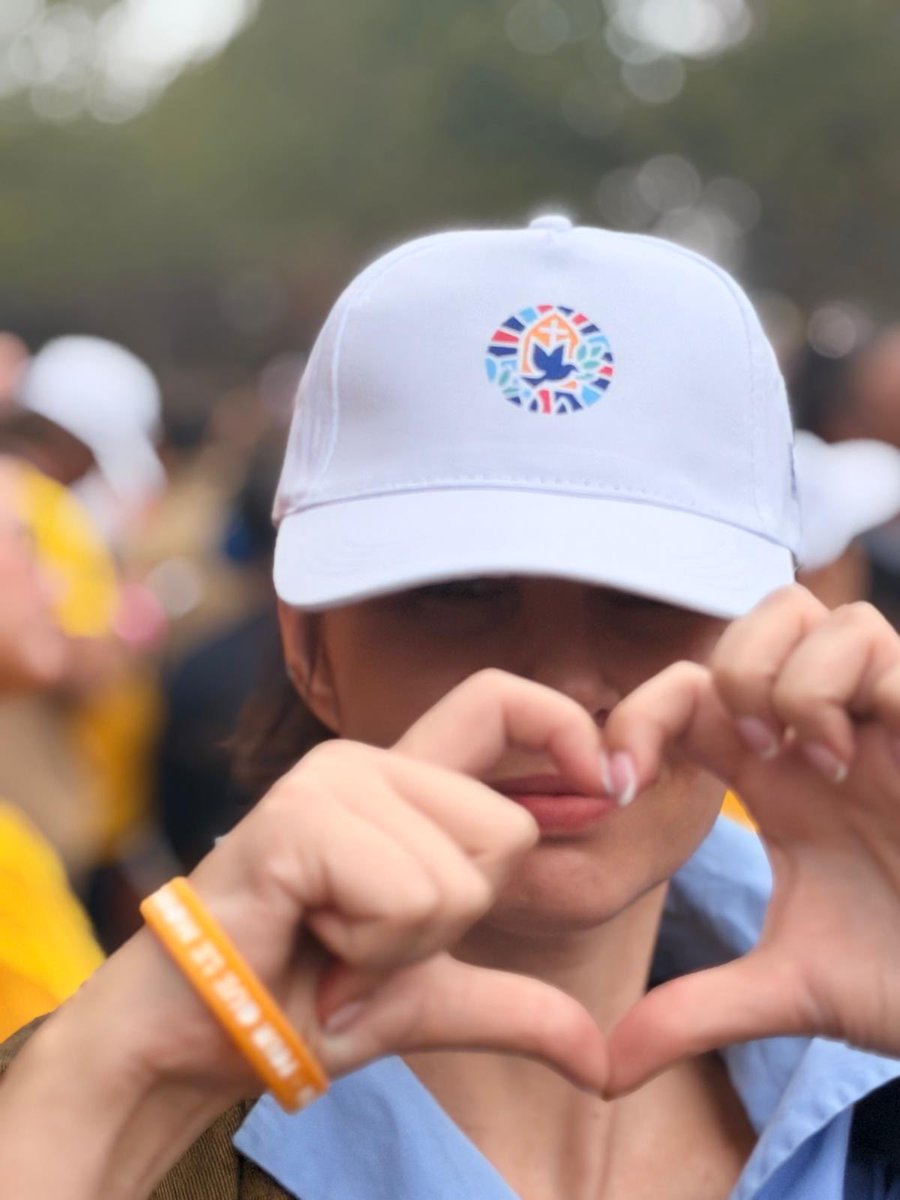 al_bonnel's tweet photo. Fuck le cancer,

J’ai mis près de deux ans à l’accepter et à me rendre à l’évidence : aujourd’hui, je ne suis plus comme avant. En ce mois d’octobre, parler du cancer du sein, c’est aussi dire cette vérité.

Après la chimiothérapie, deux opérations, un staphylocoque doré, la radiothérapie, et avec une thérapie ciblée et une hormonothérapie toujours en cours, mes capacités de lecture et de concentration sont altérées. Je traverse ce qu’on appelle le « chemo brain ». Lire des analyses, croiser les informations, partir sur certains terrains : ce que je faisais avant, je ne peux plus le faire aujourd’hui de la même manière.

Je ne sais pas ce que je retrouverai de mes capacités. Mais je dois apprendre à travailler avec celles que j’ai actuellement. Être en rémission ne signifie pas que tout est redevenu comme avant.

Je peux continuer à travailler : mener de courts entretiens, prendre des photos dans des zones moins tendues et donner la parole à ceux que j’estime en mesure de vous éclairer sur les grandes questions que nous traversons. Je vous invite à me financer mes projets afin de me permettre de reprendre les activités en totale indépendance.

J’ai monté ma structure de production pour poursuivre ce travail en toute indépendance, libre de tout parti politique et de toute influence éditoriale extérieure. Pour lui permettre de vivre, et pour m’aider à réaliser ces photos et ces entretiens, vous pouvez me soutenir sur Tipeee ou PayPal. Un soutien récurrent, même modeste, me donne les moyens de continuer.

En ce mois consacré au cancer du sein, je pense à toutes les femmes qui traversent cette étape douloureuse de l’après : apprendre à se reconstruire, accepter ses limites, faire le deuil d’une partie de sa vie d’avant, tout en laissant une place à ce qui peut encore revenir.

Il faut aussi que la société le comprenne et nous accompagne dans cette reprise du travail. La rémission laisse des traces, souvent invisibles.

Une pensée pour celles et ceux qui tentent de reprendre le travail après un cancer : on nous croit guéris, on nous attend comme avant, mais nous revenons avec des séquelles que la société ne veut pas voir.

J’ai vraiment besoin de vous. Partagez, financez-moi.
Merci à tous ❤️

Pour me soutenir :
Tipeee : https://t.co/TmbYVzNOnj
https://t.co/WedZArHLfl: @annelaurebonnel

#cancer
#cancerdusein
#remission