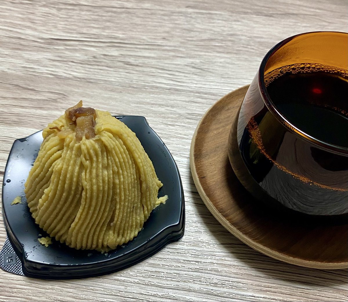 kj8ms66210's tweet photo. 今日も一日お疲れ様でした🙇‍♀️⭐️
4日ぶりの仕事で疲れたため簡単な炊き込みピラフの夕ご飯🍽️
デザートのセコマの和栗モンブランがちゃんと🌰で���味しかったー😋
相方さんが「あれ？これってどっちの💿？」
コレ私のですわよ〜❣️メタル夫婦あるあるか？🤣
素敵な夜を〜😆🤘✨
おやすみなさい😴💤 https://t.co/YQ7IJhZpa3