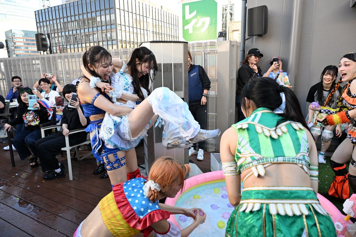 mizupyon3's tweet photo. びしょ濡れハマー！だれだ濡らしたの！
(志乃が浴びたバケツは氷入りです🤫🧊)

プール後みたいな眠気におそわれたけど
イマノフルーツファクトリーさんの
スイーツは目が覚めるきらきらでした🍓

もっと路上とかやりたくなった🐰🖤
びしょびしょなったみなさん風邪には
気をつけてね(՞ ܸ. .ܸ՞)🫧
#tjpw