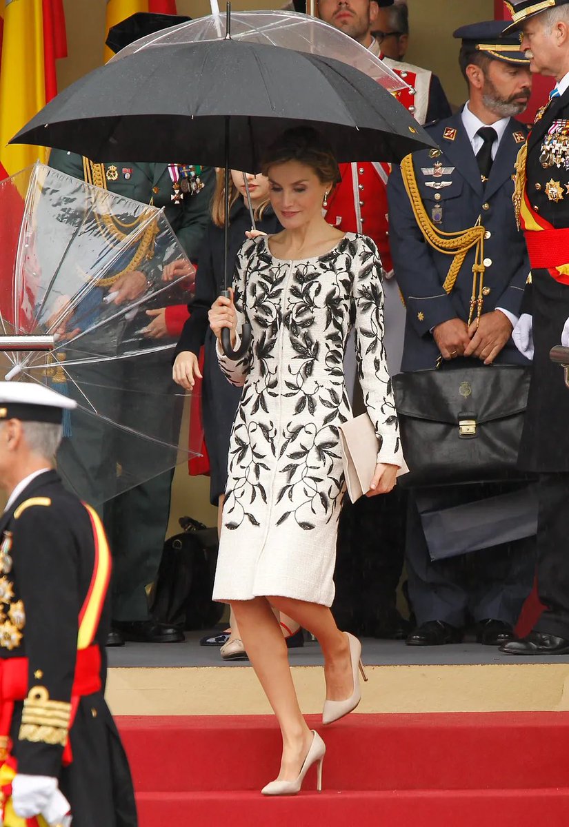 RLetizia2020's tweet photo. 👑🇪🇸 DÍA DE LA FIESTA NACIONAL.

Sus Majestades los Reyes,acompañados por la Princesa de Asturias y la Infanta Sofía presidirán mañana los actos conmemorativos del 12 de octubre, "Día de la Fiesta Nacional" en la Plaza de Cánovas del Castillo de Madrid.

Abro 🧵 https://t.co/A5O8f8yV21