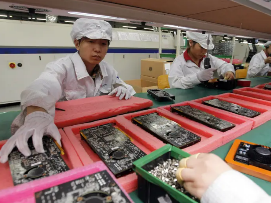 ZachMorgan632's tweet photo. Apple cut a build, not a narrative. The stock fell 1.1% on a report that it asked suppliers to trim component production for the iPhone 18 Pro and Pro Max. The reasons given: memory costs and demand.

#AAPL #Memory https://t.co/Y5yJAhjB2q