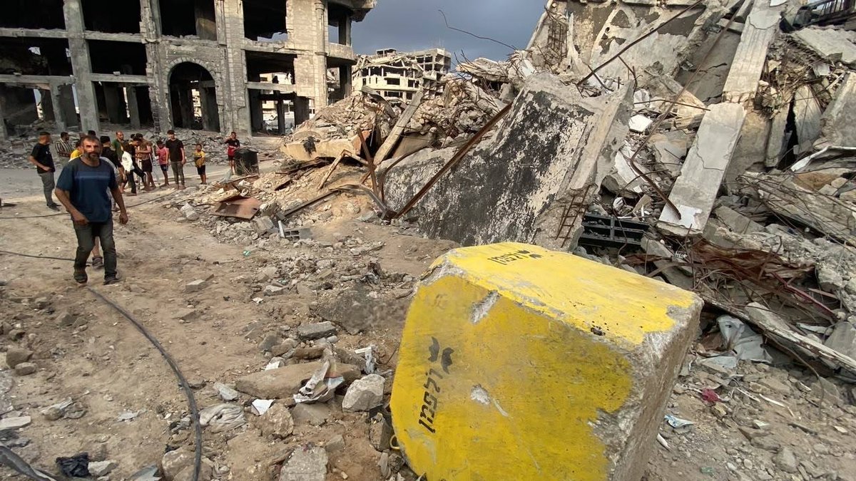 MOSSADil's tweet photo. IS HAMAS' GAZA SHRINKING? IDF MOVES “YELLOW LINE” WEST
Israeli forces have reportedly shifted the concrete barriers marking the “Yellow Line” farther west in eastern Gaza City, reaching the Shuja’iyya Junction area near Salah al-Din Road. JFeed
Residents in the newly affected area have begun evacuating, while displaced families near the junction are calling on Gaza City’s municipality to provide alternative land for their tents.
@selenaryan_