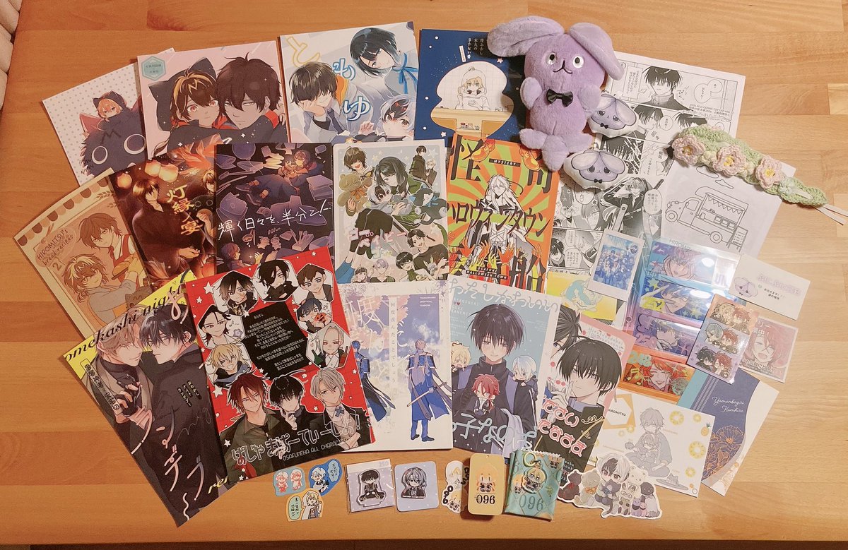 camambart's tweet photo. 宝物がたくさん増えました✨
お留守番しててくれたわんぱくまんばには似合うと思った花冠🌸
予想通り可愛い( ᎔˘꒳˘᎔)
かちゃには大倶利伽羅のコスメとふわふわを🧡
本は秋の夜長にゆっくり読んでいくつもり。 https://t.co/SOq0FLcf9a
