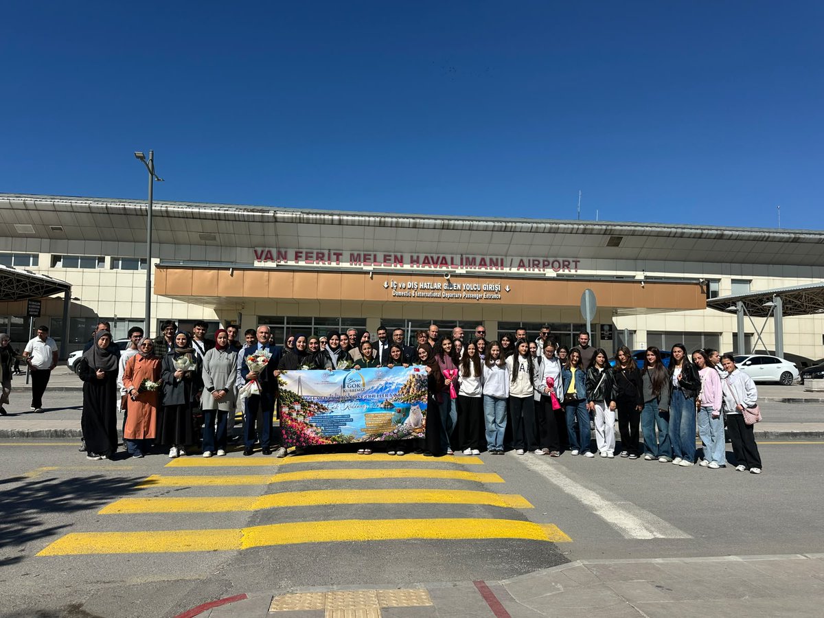 Sariyer_MEM's tweet photo. Kardeşlik Köprüleri Van’da Kuruldu: Yollar Uzak Olsa da Gönüller Yakın, Gök Kubbemiz Bir! 
"Bizim Gök Kubbemiz" projesi kapsamında Şube Müdürü Caner Budak, okul müdürleri ve öğrencilerimizle Van’ı ziyaret ettik. (1/2) @tcmeb @istanbulilmem @VanilMem @ipekyoluMem @semih_sariyrmem https://t.co/ivWyndyFYz