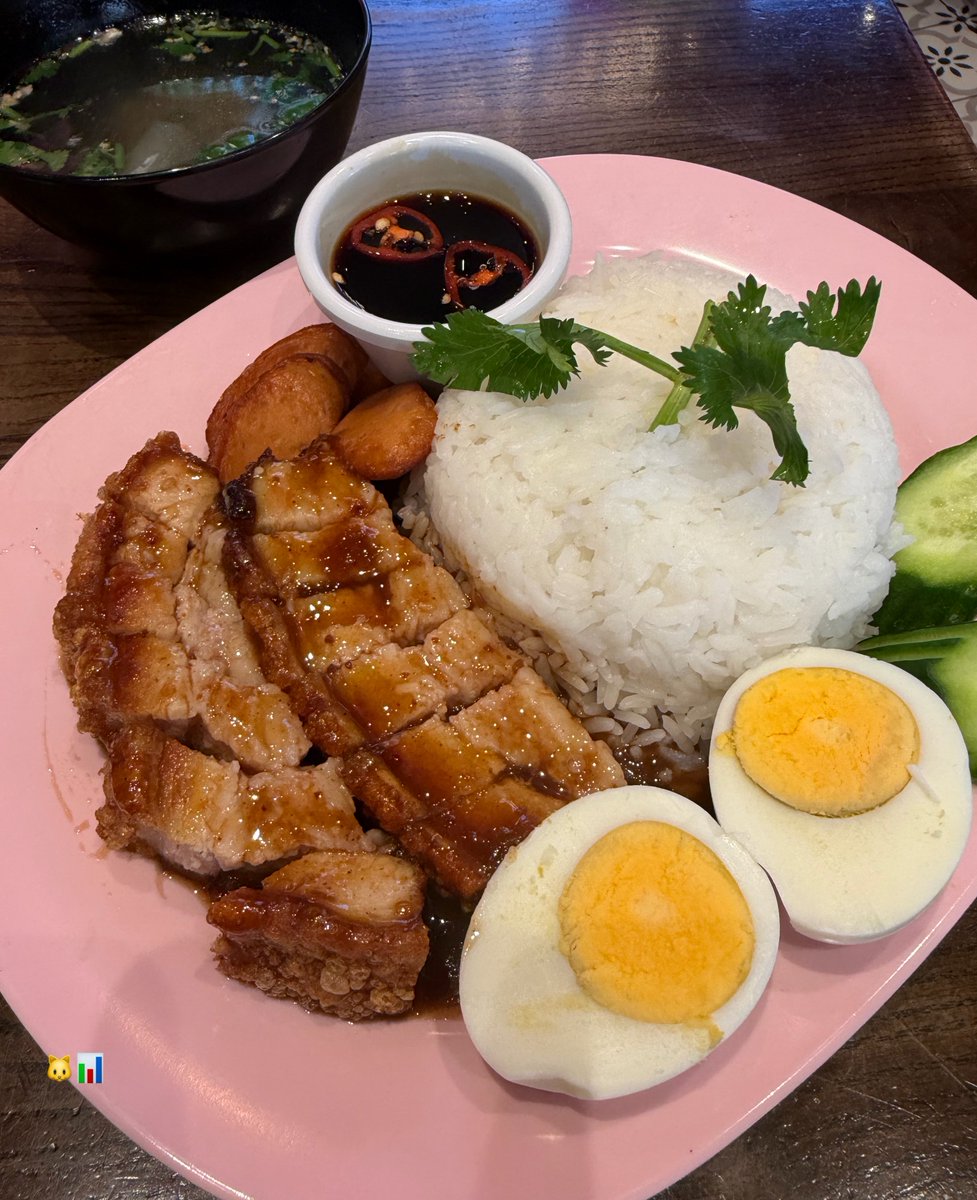 cattodata's tweet photo. ที่ออสก็เช่นกัน Random อาหารไทยในซิดนีย์ แต่ละจานมาเสริฟ portion ใหญ่มาก กินไม่เคยหมด ห่อกลับตลอด ราคากลางๆ ไม่แพงมากสำหรับที่นี่ (ไม่ได้แบบจานละ 50+$)ในรูปคือ

- ก๋วยเตี๋ยวเป็ด 21$
- กุ้งใหญ่ทอดกระเทียม 28$
- ข้าวหมูกรอบ 25$
- สปาเกตตี้ต้มยำ 25$

กินได้ 2 portions ตลอด ห่อกลับ เพราะเป็นคนกินน้อย เหตุผลที่กินอาหารเอเชียนอกบ้านได้ทุกวัน 😹 

ส่วนตอนไปไทย บอกตรงๆ ว่าบางมื้อมาเสริฟ พวกอาหารญี่ปุ่นตามห้าง ราคาพอๆกับออส ไม่ติด แต่กินไม่พอง่ะ ขนาดกินน้อยมาก เหมือน portion เด็ก 😭