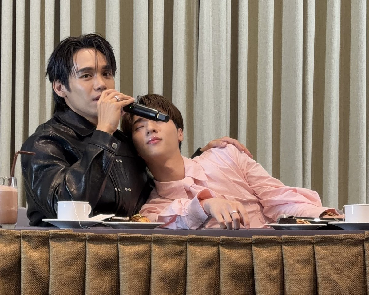 yikon137's tweet photo. Oat look comfortable and used to with this pose 🤭  

GLOWING WITH NGERN OAT
#AmyjaneXNgernOat
#ngernnn #oattrttt #NgernOat https://t.co/qaiNEKt9sU