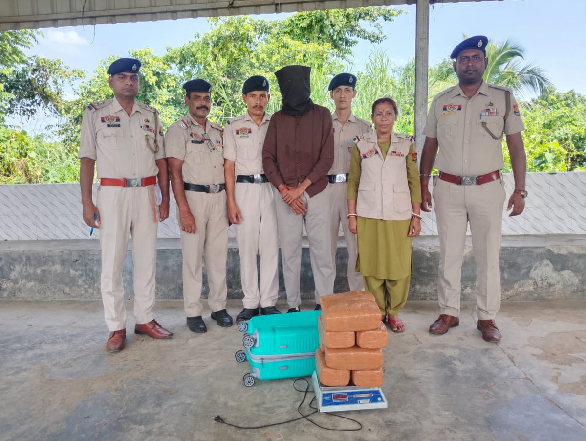 NewsStar69313's tweet photo. Tripura Railway Police Seizes 16.305 KG Of Cannabis Worth ₹8 Lakh With 1 Drug Peddler In Agartala Railway Station.
#Tripura #Railway #Police #Seizes16.305 #KG #Cannabis #Worth₹8 #Lakh #With #Drug1 #Peddler #Agartala #Railway #Station #Tripura https://t.co/7kxbGjE9xg https://t.co/Fkojoz74SY