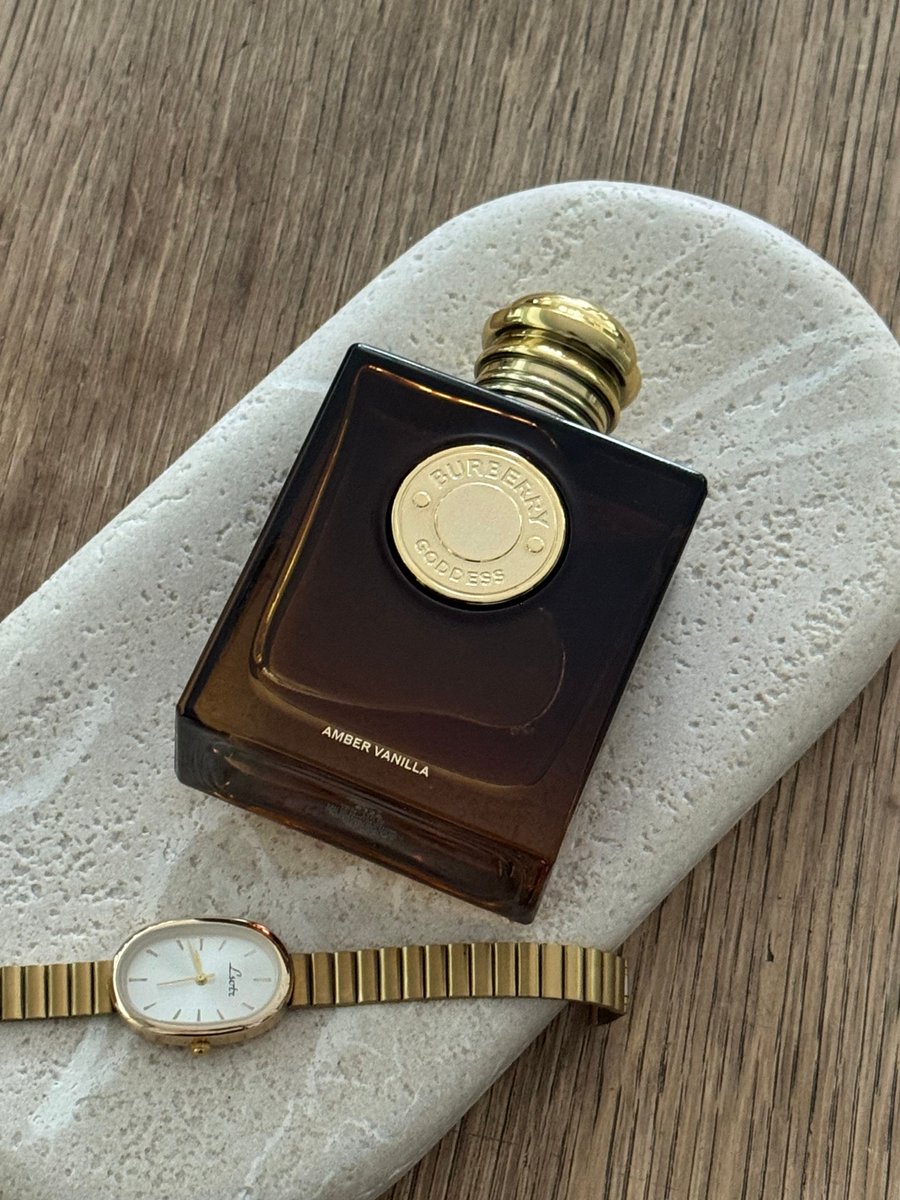 ThePerfumeShop's tweet photo. A blend of amber accord, maple syrup accord and a quartet of vanilla extracts gives Burberry Goddess Amber Vanilla its deeper, sophisticated femininity 🤎

A scent that says it all this autumn. Discover it in our stores and online:
https://t.co/aGBB0hUaPA https://t.co/0ZSvlYsZxL