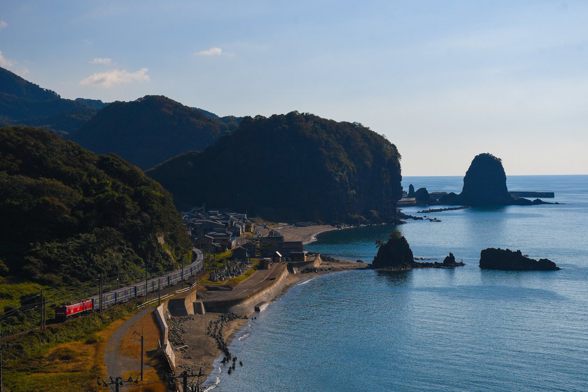 Perden373's tweet photo. 2026/10/11のトヨタロングパスエクスプレス迂回訓練
EH200ブルーサンダー⚡からEF510レッドサンダー⚡へのバトンパス
トリの笹川流れも天気に恵まれ素晴らしかった🌊👏 https://t.co/9aE6ngWO7o