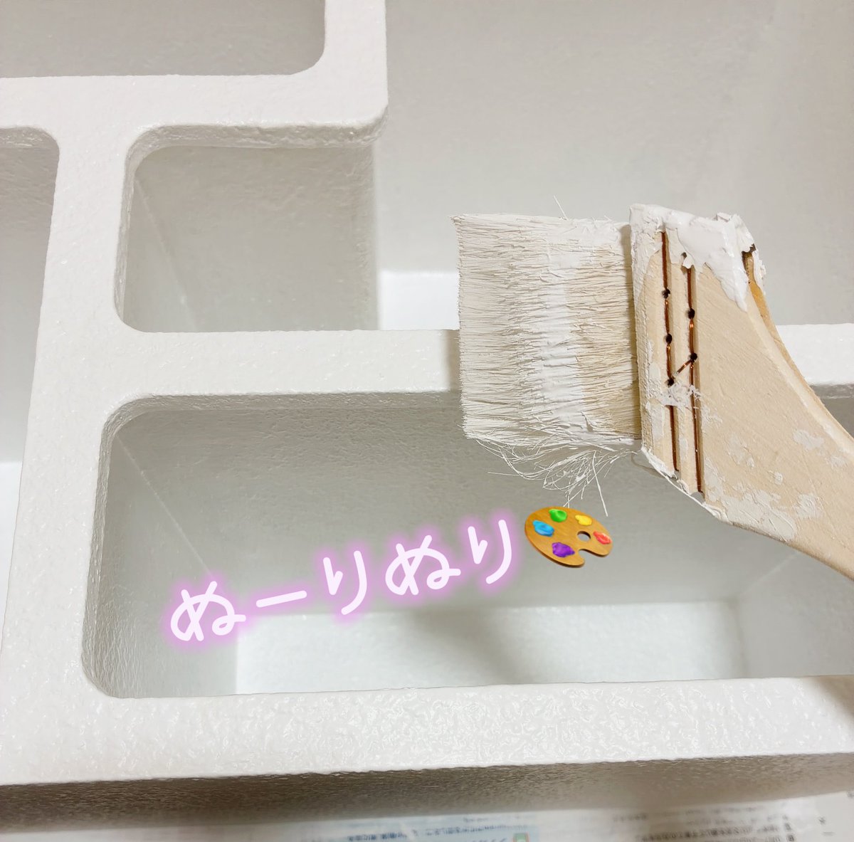 miyu_kiskey's tweet photo. 家具を置きたかったので大きい棚にお引越ししました🐇🐢✨
しばらくはこれで…あの有名な赤い屋根の大きなお家🏠も気になりますが🤣w
#まいぜんすいーつ 
#羊毛フェルト 
#ミニチュア https://t.co/tqxN6KlGrM