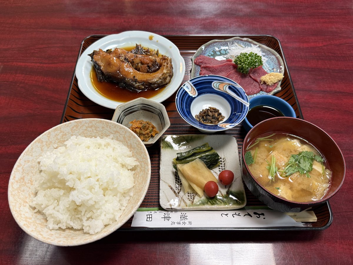 bururu_tabisuki's tweet photo. 郷土料理が食べたくて、川本喜八郎人形美術館から近い定食屋さんへ

蜂の子、馬刺、鯉甘煮、山菜、味噌汁、野沢菜が付いた伊那香（いなか）定食を注文だよ！
全部美味しかったけど、鯉甘煮は絶品！
他でも食べたことあるけど、鯉の甘煮で美味しいと感じたのは初めて☺️

【 満津田食堂 飯田市 】 https://t.co/5AbSKCvHzj