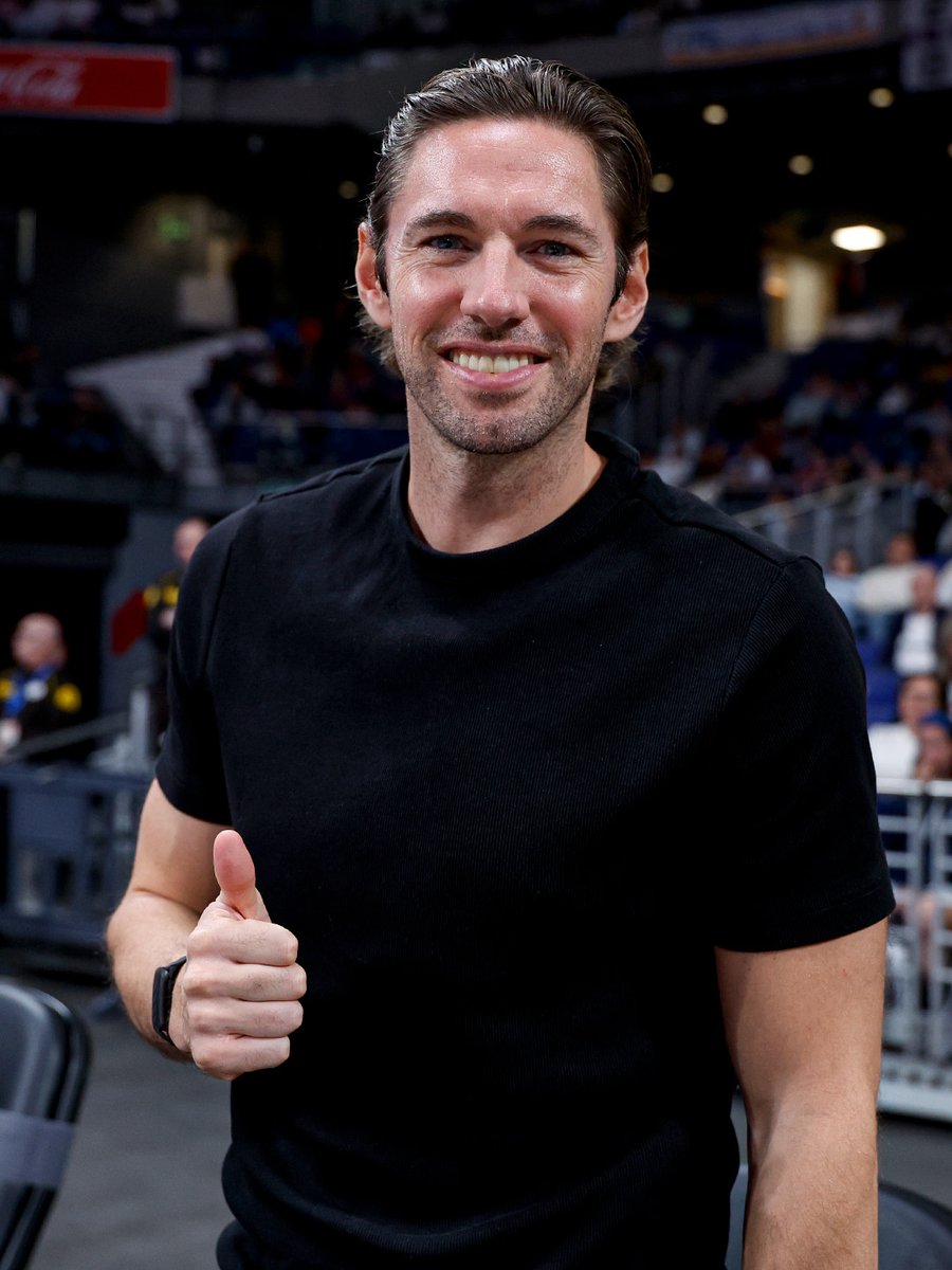 RMBaloncesto's tweet photo. 🤩 Invitado de lujo en la grada. https://t.co/dMMDg52PBP