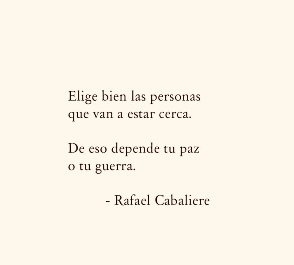 Cementedelibros's tweet photo. “Elige bien las personas
 que van a estar cerca.
De eso depende tu paz
o tú guerra.”
Del escritor: @RafaelCabaliere 
#cementeriodelibros https://t.co/oaQZVhvnQg