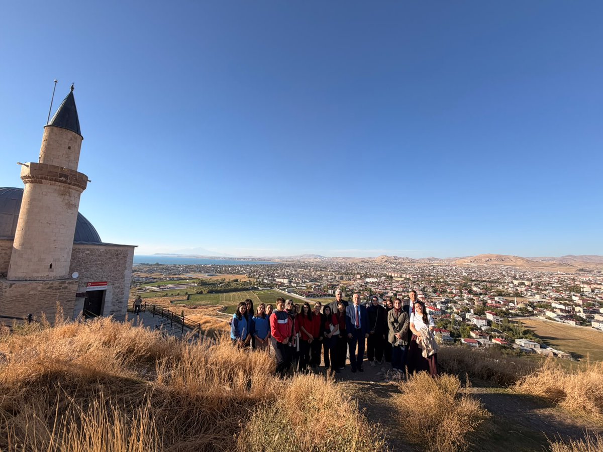 Sariyer_MEM's tweet photo. Van'daki kardeş okullarımızla buluşan evlatlarımız kültürel paylaşımlarda bulunup dostluklarını pekiştirdi. 

Bakanlığımıza, Emeği geçen tüm idareci, öğretmen ve öğrencilerimize teşekkür ederiz. (2/2)
📍Sarıyer 📍Van

@tcmeb @istanbulilmem @VanilMem @ipekyoluMem @semih_sariyrmem https://t.co/Z2jvTVMdWB