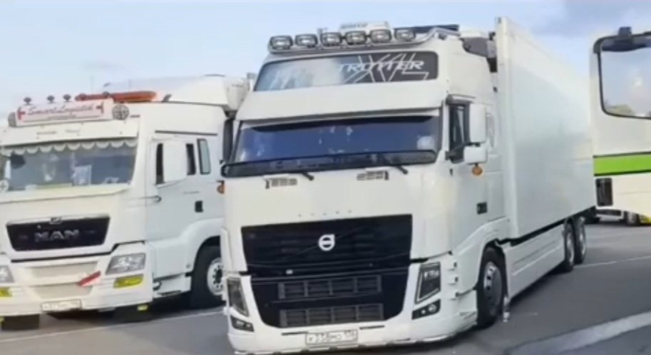 IsleMason666's tweet photo. Big white Russian  
#Volvo #Volvotruck #Volvotrucks #VolvoFH #VolvoFHV3 #VolvoFHVersion3 #ClubV3 #Dieselgypsy #Whiterussian https://t.co/K1cUEfHqZY