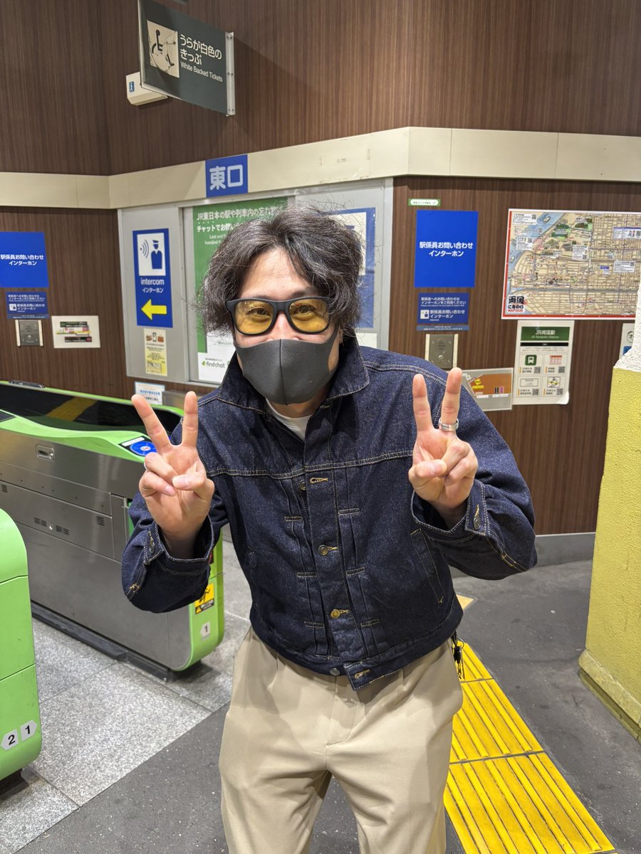 tyler_lx's tweet photo. で、すごい偶然なのですがこの人(@nico21881 )も観劇に来ていました
わざわざ見送ってくれたので、今日の感想や自分の演技のことなど、いろいろなことを話しながら帰りました
写真頼んだらニッコニコで被写体になってくれました
観劇に始まり奥中さんに終わる、いい日曜日でした https://t.co/WJDnihPYhf