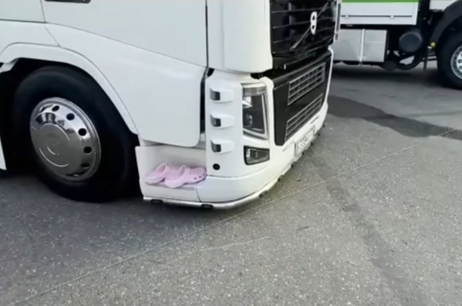 IsleMason666's tweet photo. Big white Russian  
#Volvo #Volvotruck #Volvotrucks #VolvoFH #VolvoFHV3 #VolvoFHVersion3 #ClubV3 #Dieselgypsy #Whiterussian https://t.co/K1cUEfHqZY