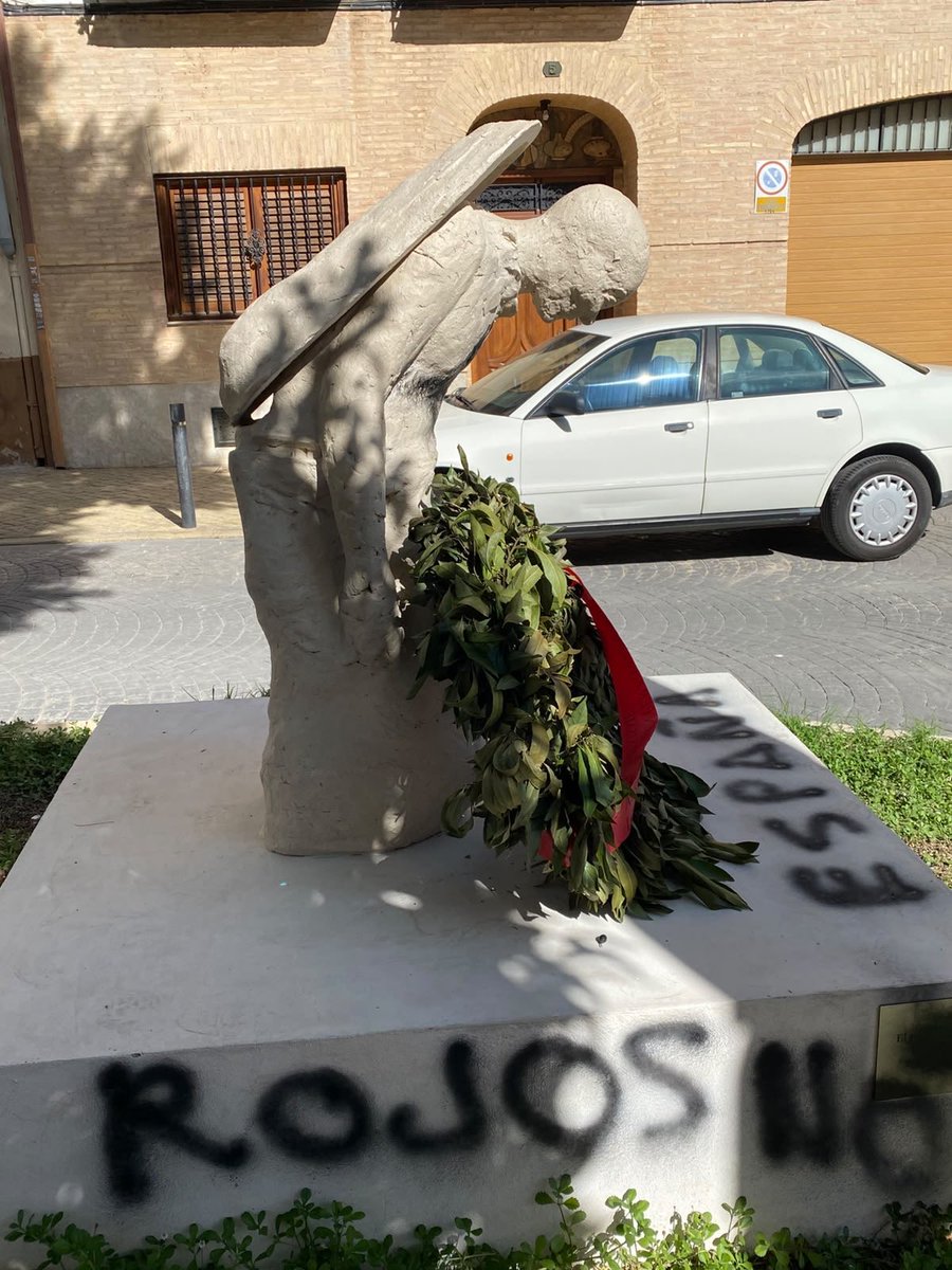 Micalet_58's tweet photo. Farà una setmana van inaugurar al meu poble este monument en record als 14 afussellats pel franquisme. Un d’ells besavi meu. 
Així estava hui. Volen fer-nos mal i ho aconsegueixen, pro nosaltres no marxarem. I si, posa España xk és la q volen. Me cague en la vostra puta Espanya. https://t.co/LfdDh0Fe3U