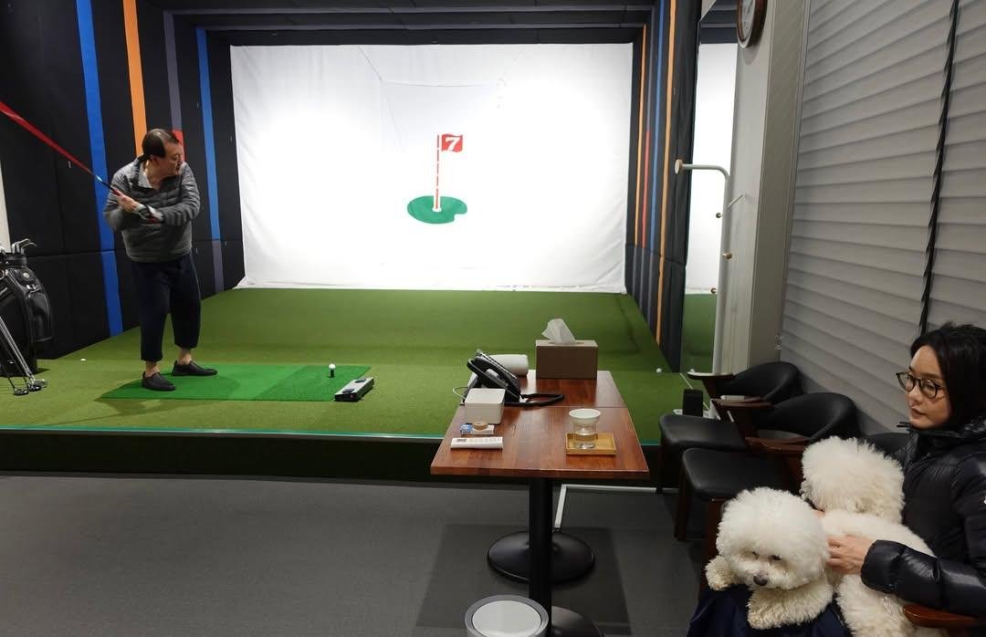 nislove01's tweet photo. 반나절 태릉 골프코스 다 막아놓고 휴일에 식당까지 강제개방해서 골프치고 밥처먹는게 황제골프지...
관저 한귀퉁이에 가건물 만들고 저렇게 싸구려 테이블에 싸구려 의자 가져다 놓고 외교때문에 잘하지도 못하는 야구...아니 골프 연습하셨던게 황제골프냐? 
국회에서 민주당이 대통령실 특활비를 깍아버리느라 저가에 지어서 한겨울에 난방도 제대로 안되서 패딩입고 운동연습 하는게 황제골프냐고 시발....

민주당 시발새끼들이랑 그 지지자들 너희들 언젠가는 천벌 받을거다...

계엄으로 장기집권 하려했다고?  
시발 저 꼬라지를 보고도 그런 말이 나오냐 지금?
