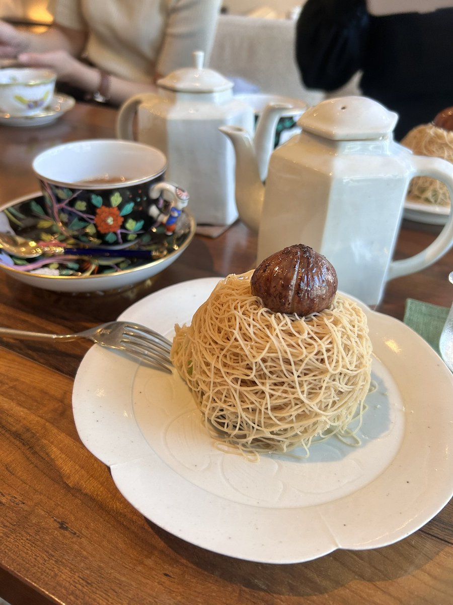 chocola_tea's tweet photo. 謁見という名のアンジェ展が終わった後は、紅茶巡りの旅へ
夏摘み紅茶を堪能しつつ、茶葉も買えてホクホク。
モンブランはそんなに得意じゃないけれど、重くもなくあっさりと食べれて満足。
紅茶カクテルだけ大誤算
ジンが仁王立ちして、その奥にアールグレイがいるぞ？？？ https://t.co/rf6sJ2D4Z2