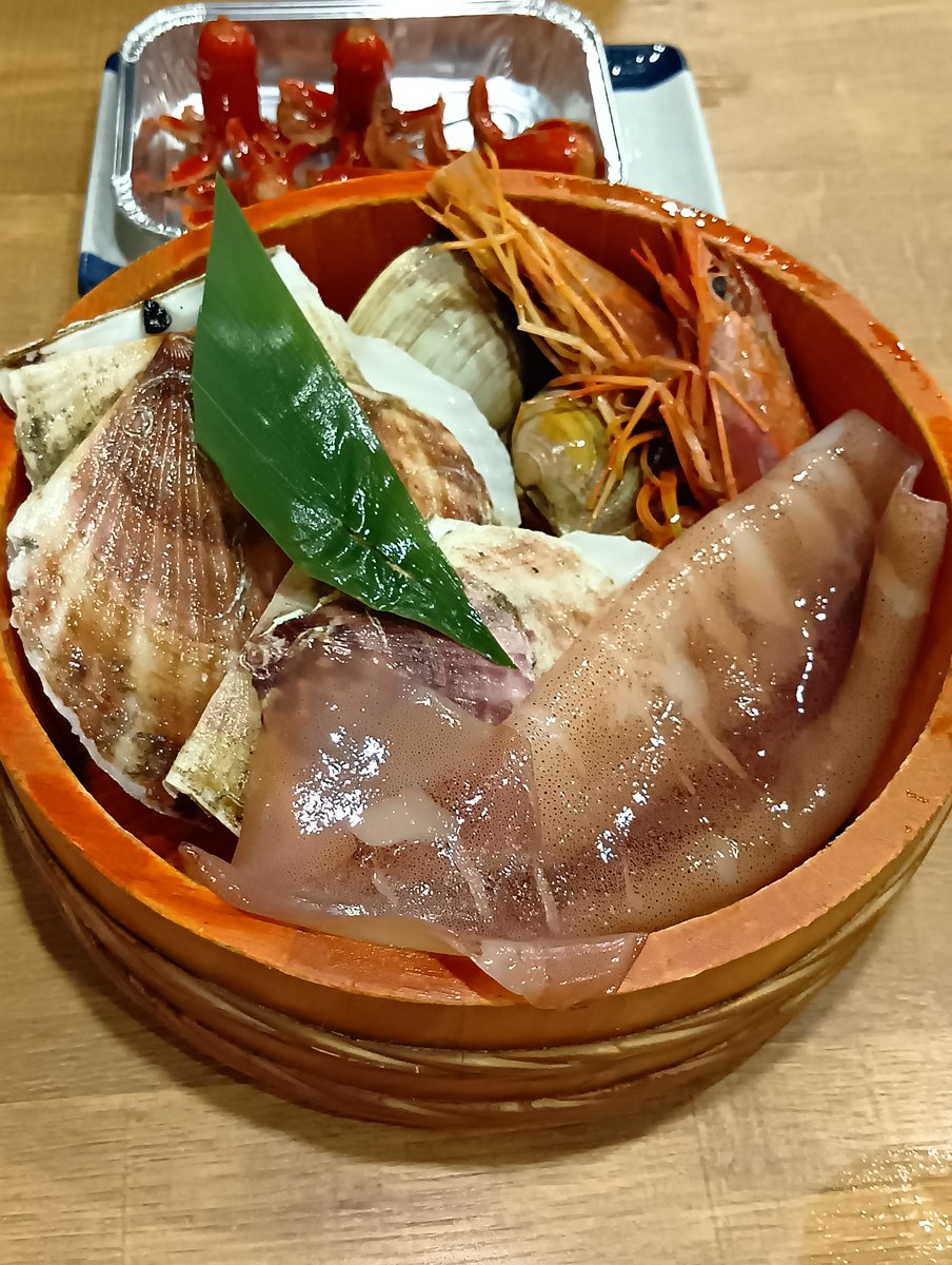jugjug55's tweet photo. 磯丸水産のバースデークーポンでランチ
船盛りの刺身と網焼きの浜焼きセットを選べる。他にアプリダウンロードクーポンのウインナーも利用
2名でそれ以外にホッケ定食とご飯セットを注文して量的に充分
海の家的な雰囲気を味わえてなかなか良かった
クリレスの1500P優待券を利用
＃株主優待 https://t.co/jAnGJOyz1B