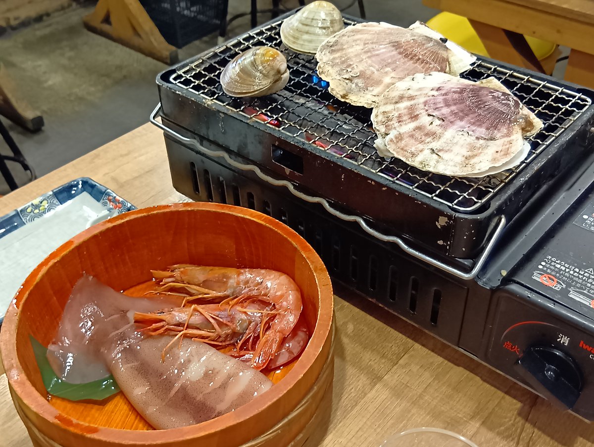 jugjug55's tweet photo. 磯丸水産のバースデークーポンでランチ
船盛りの刺身と網焼きの浜焼きセットを選べる。他にアプリダウンロードクーポンのウインナーも利用
2名でそれ以外にホッケ定食とご飯セットを注文して量的に充分
海の家的な雰囲気を味わえてなかなか良かった
クリレスの1500P優待券を利用
＃株主優待 https://t.co/jAnGJOyz1B