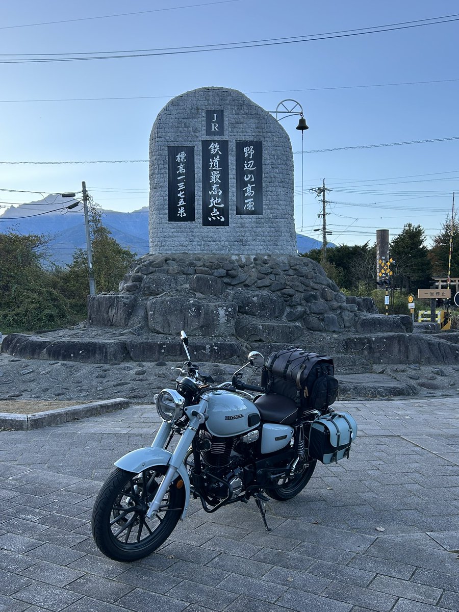 Arakakei09's tweet photo. 1年3ヶ月にまた来たヤツレン。ここも牛乳ソフトが有名だけど流石に1日3個はキツイので、宿で食べるスイーツを買った🧀🍰 https://t.co/q7ZBtTVcP7