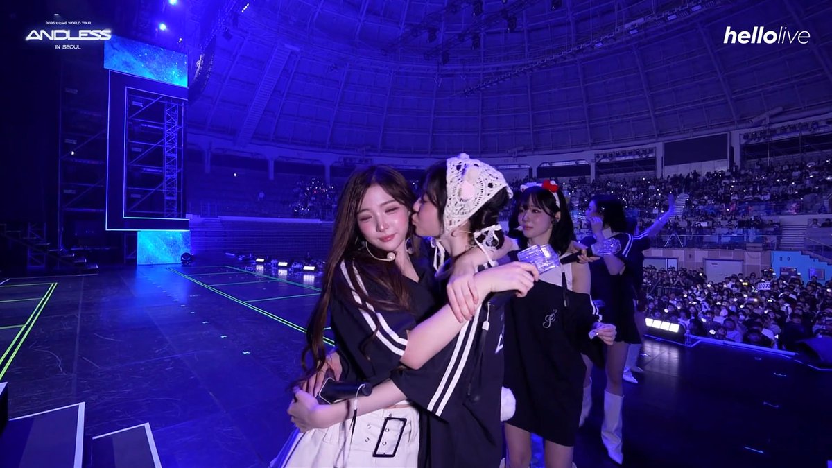DRealGahyeongum's tweet photo. The jumpscare, I was still bawling my eyes out then these successively happen skdfakfka like yall chill https://t.co/QlWSXncBuw