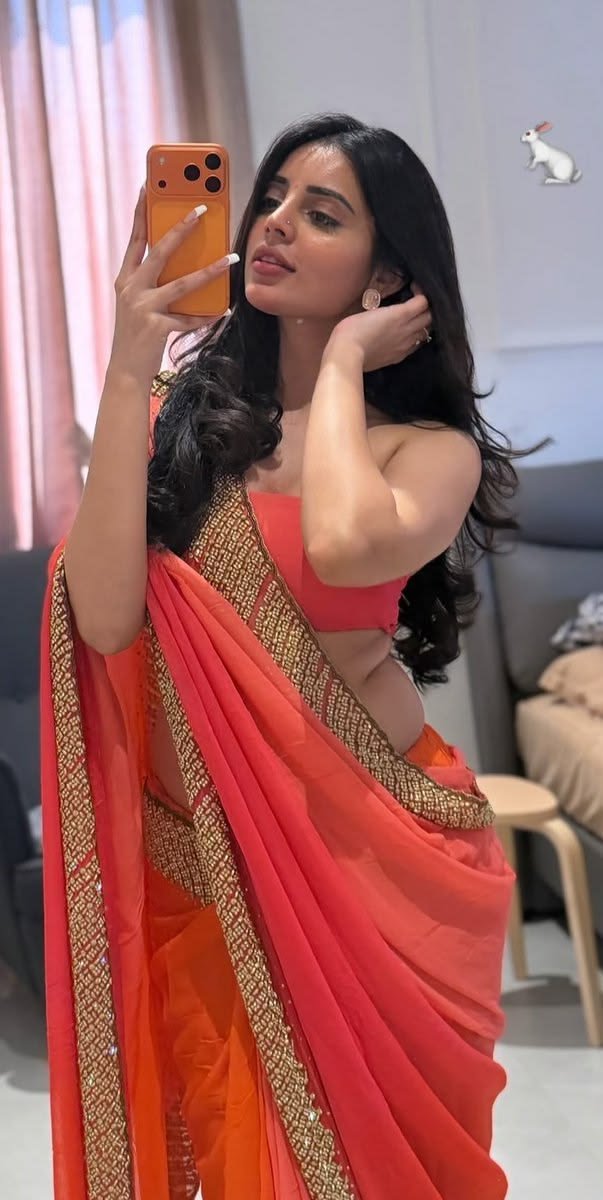harshini21el's tweet photo. When I was born my parents thought I would grow up to be a great man but two decades later here I am draping a saree talking pics of that and want to be a girl each and every second of my life 💞💞💞 https://t.co/XFGLUPOwC2