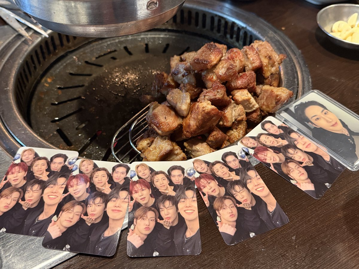 oyoy6200's tweet photo. awww some universe were having an after meal but ended up meeting changgu at the same restaurant.. knowing it's universe, they did a just do it yo cheers together and changgu even paid for their meals 🥺💙 https://t.co/pgJKOslYtc