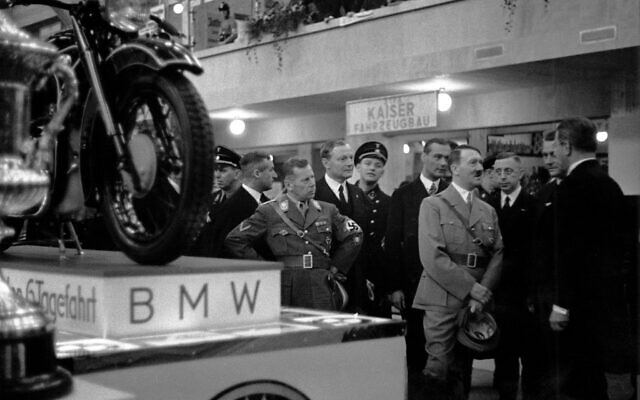 A_PoppOffiziell's tweet photo. BMW grenzt aus. Zeit für eine Ausgrenzung von BMW!

Der BMW Konzern hat die Lieferung eines Dienstwagens
an den neuen demokratisch gewählten Landtagspräsidenten in Sachsen-Anhalt abgelehnt. Falsche Partei! 
   
Nach der Machtübernahme 1933 biederte sich der bayerische Motorrad- und Autobauer dem NAZI-System geradezu an. 

Ab Kriegsbeginn setzte BMW systematisch Fremd- und Zwangsarbeiter ein. Es folgten ab 1941 SS-Strafgefangene und ab 1942 KZ-Häftlinge.
Ende 1944 arbeiteten rund 29.000 Zwangsarbeiter bei BMW – mehr als die Hälfte der Gesamtbelegschaft.
Die Unternehmensführung setzte diese Arbeitskräfte ohne moralische Skrupel ein.
Die Bedingungen waren hart: zwölf Stunden Arbeit täglich, schlechte Verpflegung und Unterbringung. Besonders „Ostarbeiter“ und KZ-Häftlinge waren Gewalt und hoher Sterblichkeit ausgesetzt.

BMW hat die Verantwortung lange verdrängt und sich erst seit den 1980er Jahren mit der eigenen strammen Rolle im dritten Reich kritisch auseinandergesetzt.
Der Verfassungsschutz in Sachsen Anhalt ist eine Abteilung des Innenministeriums und somit den kartell-parteipolitischen Strukturen untergeordnet. Also weisungsgebunden.

Wenn ein Normalbürger diese Zusammenhänge der Abhängigkeit der Verfassungsschutz- Abteilung von den Kartell-Politikern nicht durchblickt…. Geschenkt.

Wenn aber der Chef eines deutschen Konzerns diese fragwürdigen Machenschaften gegen eine demokratisch gewählte Partei einfach übernimmt, empfinde ich das als eine Beschmutzung der Demokratie zugunsten neuer totalitärer Entwicklungen.

Hat BMW aus der eigenen unsäglichen Geschichte denn nichts gelernt?

Ich bedauere heute, dass meine ehemalige Unternehmengruppe über Jahrzehnte den BMW Konzern durch den Kauf vieler Neuwagen mitfinanziert hat.