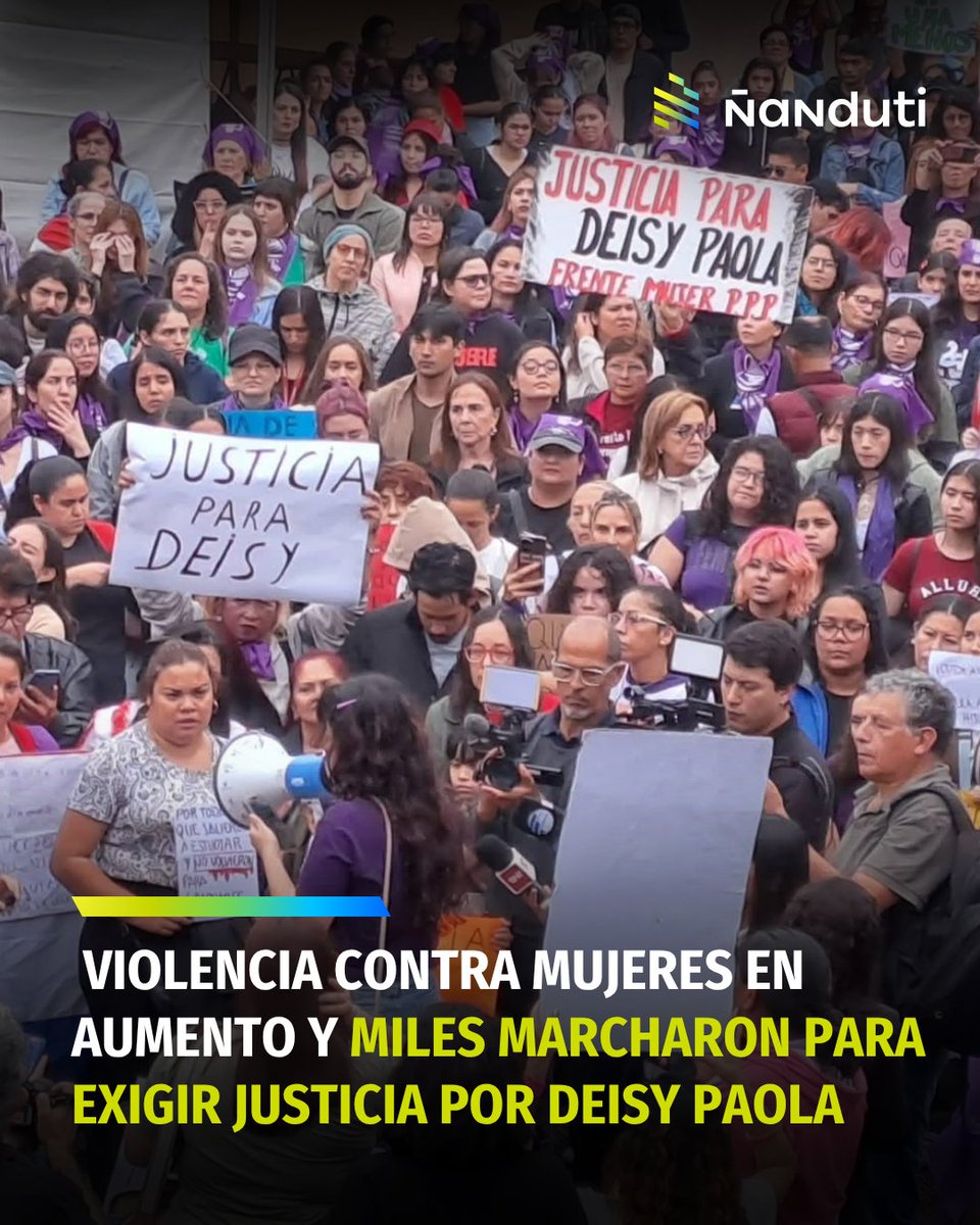 nanduti's tweet photo. Aumenta la violencia contra las mujeres y miles marchan en Asunción para exigir justicia por Deisy Paola🚨

 📍Miles de mujeres, estudiantes, trabajadoras y familias marcharon este sábado por el microcentro de Asunción para exigir justicia por Deisy Paola Giménez Segovia, de 22 años, asesinada a balazos en Lambaré por su expareja, según la investigación.

 ▪️La movilización se realizó en medio de la indignación por los recientes casos de violencia contra las mujeres y los cuestionamientos a las instituciones encargadas de proteger a las víctimas.

🕯️Con pancartas, velas y consignas contra la violencia y la impunidad, las manifestantes reclamaron respuestas del Estado y exigieron la renuncia de autoridades de seguridad, además de medidas efectivas para evitar nuevos feminicidios.

😔El caso de Deisy Paola generó especial indignación porque la joven había denunciado a su presunto agresor y solicitado medidas de protección, pero igualmente fue asesinada.

 🪧Durante la marcha, también recordaron a otras víctimas de feminicidio y exigieron que las denuncias por violencia y las órdenes de alejamiento sean atendidas con urgencia.

#Ñanduti