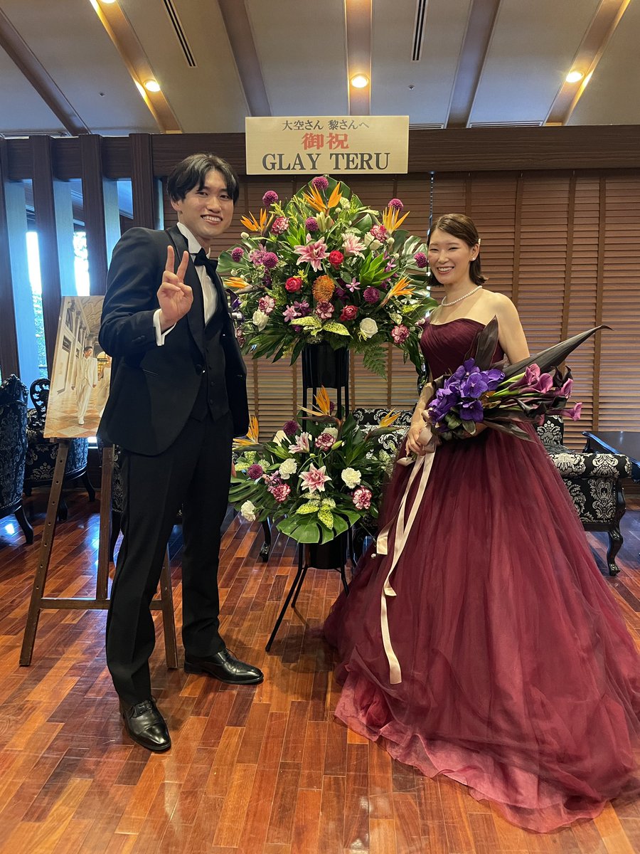 _____r0h's tweet photo. 本日、結婚式を執り行いましたが、
会場には、、、なんと！！！！！

TERUさんからお花が！！、！！😭😭😭😭

！！！、！！！！！、！！！！！！！！！！

とってもお忙しいのに私の手紙を読んでくださり、
こんな粋な贈り物までしてくださいました😭😭😭😭

ゲストの方もとてもびっくりして喜んでいて、
間違いなく今日イチの盛り上がりでした😭😭

GLAYファンとしてとても幸せ者です…😭
本当にありがとうございました！！！

いつか転生してもこのことは忘れません。
後ほど、改めてお礼をさせていただきたいと思います。