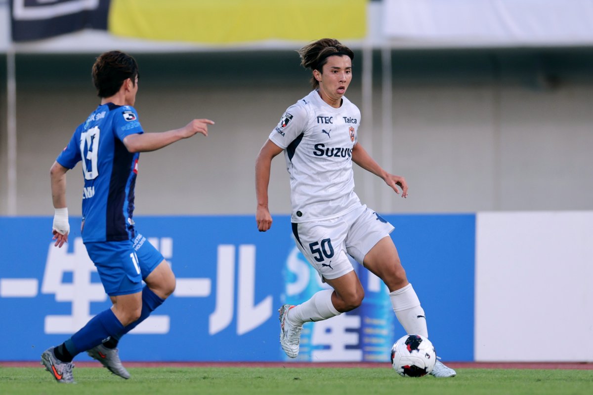 shizusports's tweet photo. #清水エスパルス の #藤井智也 選手は #水戸ホーリーホック 戦で１得点１アシストの活躍で逆転勝ちに大きく貢献しました。移籍後初得点となる同点ゴールの直後には大きな喜びを表現してましたが、試合後に心境やうれしさを問われると「連戦なのでロッカーに置いてきた」と次戦に切り替えていました。 https://t.co/g7omZUHV9J